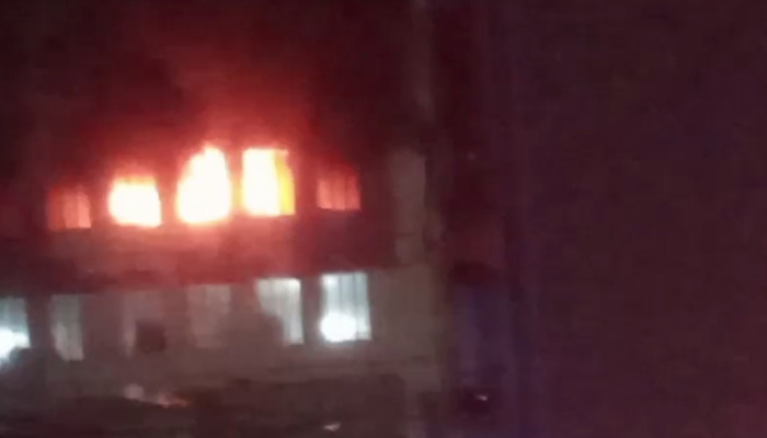 Fire Breaks Out at Saddar Mobile Market in Karachi, Rescue Operations Underway