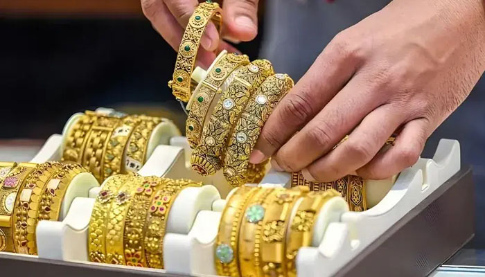 Gold Price Drops by Rs 7,100 per Tola in Pakistan