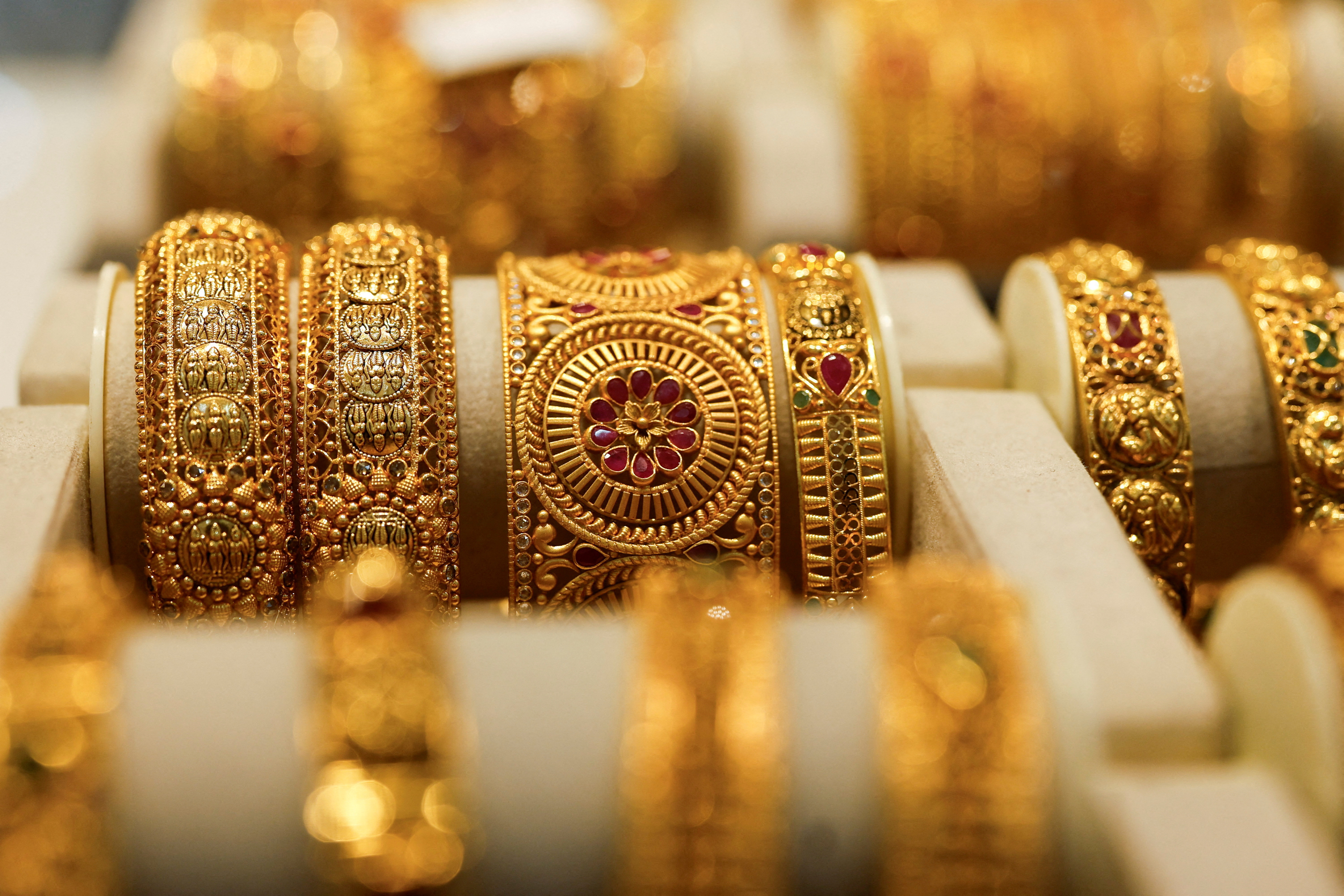 Global Gold Prices Surge as Dollar Weakens Amid Hopes of US-Iran Peace Deal